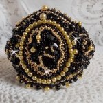 Pulsera puño Cleopatra bordada con ónice negro, cristales de Swarovski y rocallas